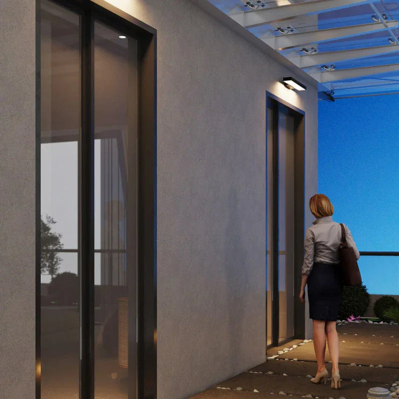 Kiki's Way | Aurora Dusk-to-Dawn Wall Light – Aluminium, IP54