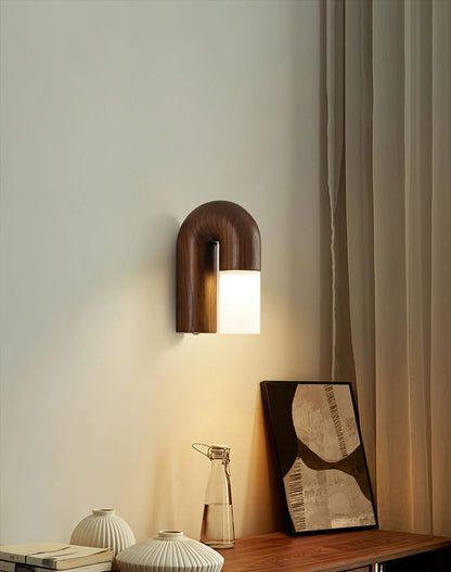 Kiki's Way | Båglampa Curved Wall Light – Wood & Acrylic Diffuser
