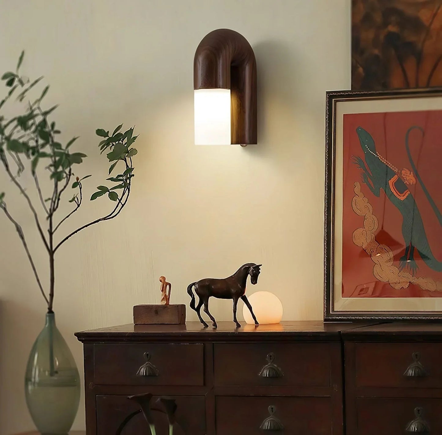Kiki's Way | Båglampa Curved Wall Light – Wood & Acrylic Diffuser