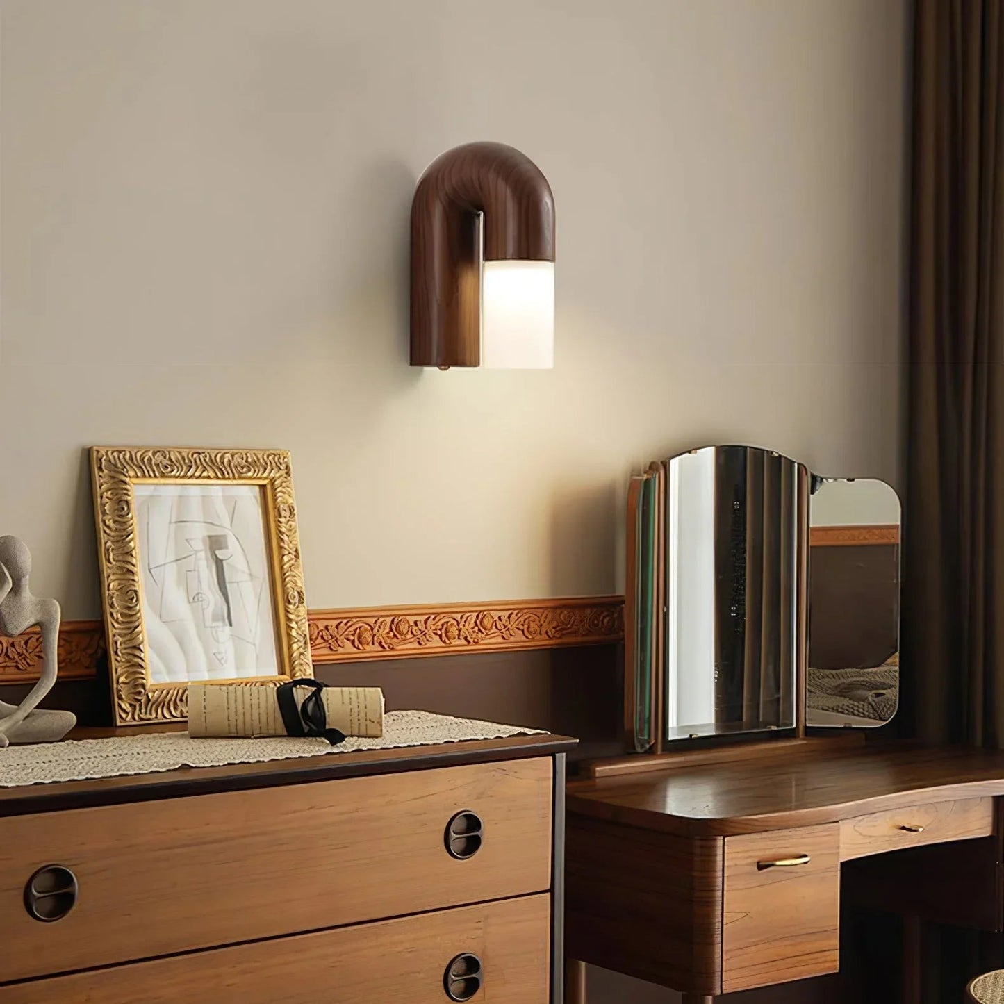 Kiki's Way | Båglampa Curved Wall Light – Wood & Acrylic Diffuser