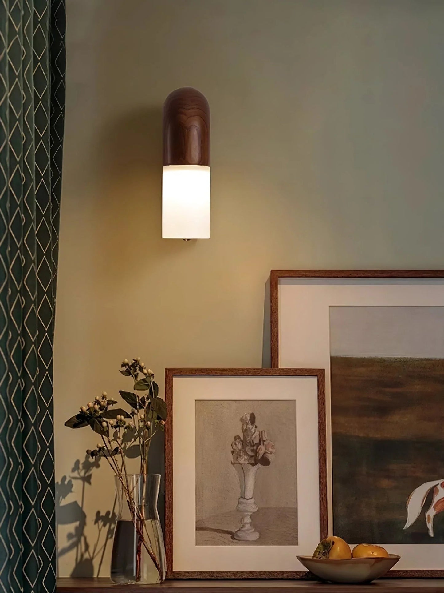 Kiki's Way | Båglampa Curved Wall Light – Wood & Acrylic Diffuser