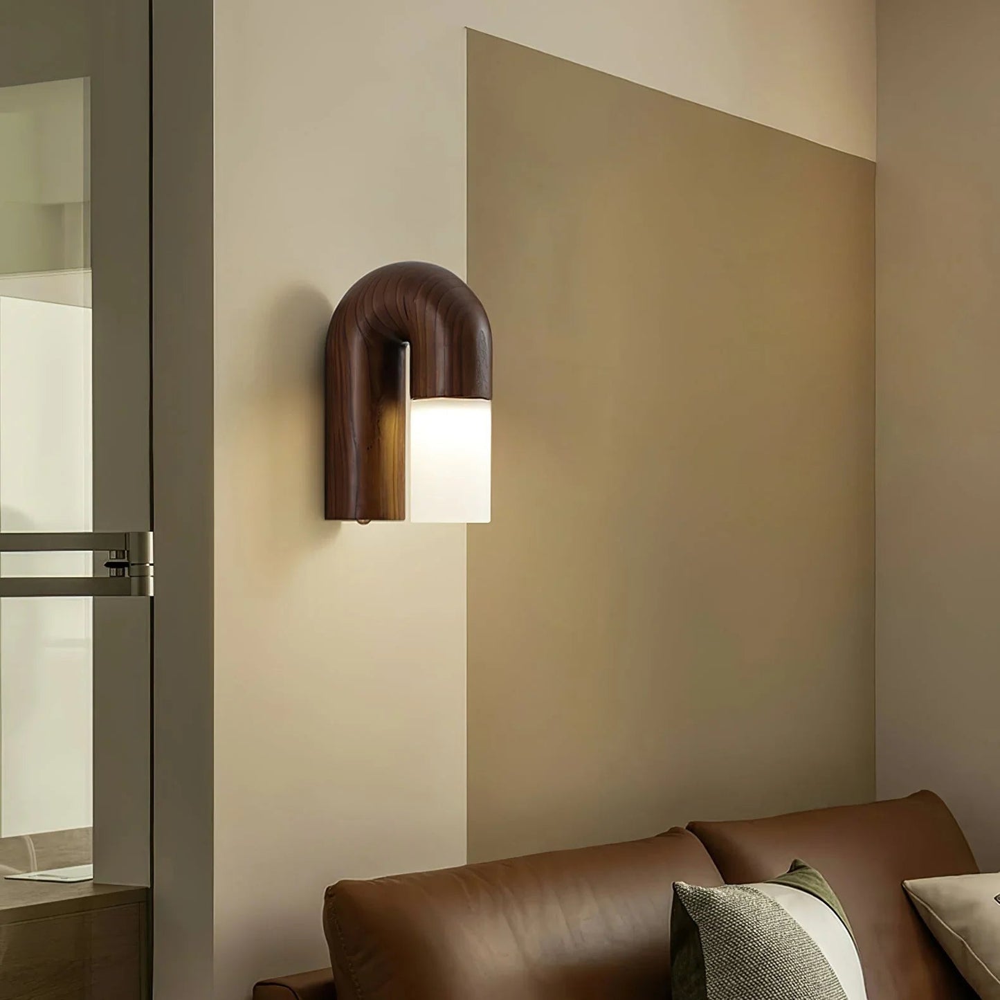 Kiki's Way | Båglampa Curved Wall Light – Wood & Acrylic Diffuser